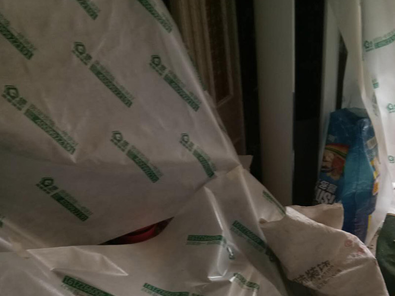 墻面局部拆除裝修：首先是外墻部分，也就是屋頂面和地面這兩塊，是不能動(dòng)搖的，因?yàn)檫@是房屋的外在防御部位。除此以外，禁止拆改配重墻和承重墻，因?yàn)榕渲貕κ欠块g與陽(yáng)臺(tái)之間的門窗以下部分的墻，拆改后可能會(huì)導(dǎo)致陽(yáng)臺(tái)坍塌;承重墻是預(yù)制板墻和24厘米以上的磚墻，不能拆除也不能開(kāi)門窗。首先，要顧慮到隔壁鄰居的感受。因?yàn)槭┕?huì)產(chǎn)生較大的噪音，所以要先與周邊居民溝通或者是采取一些降噪措施，以免與鄰居發(fā)生糾紛。其次還要注意維護(hù)好居室的水電系統(tǒng)。在墻體的拆除之前，要對(duì)電路的改造方向詳細(xì)的考慮，因?yàn)橐话銐w中都帶有電路線管，切忌不要野蠻施工，弄斷線路。