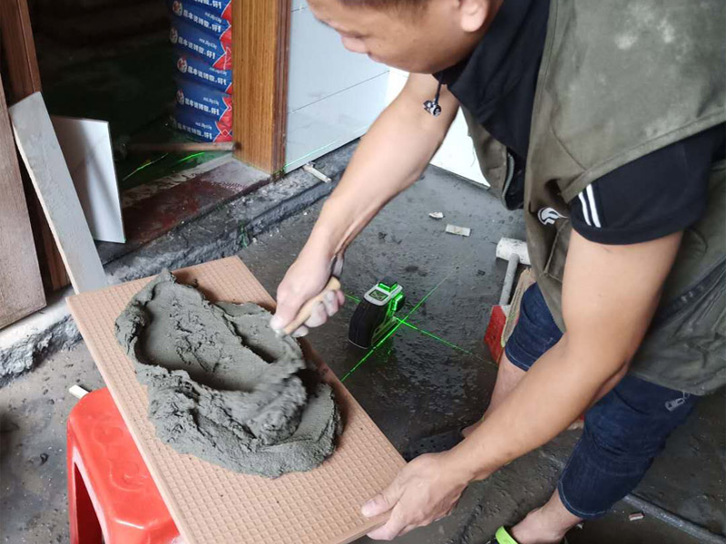 衛(wèi)生間墻面瓷磚鋪貼：首先應除去基層表面的污垢，油漬，浮灰;除去基層上所有涂料層，膩子層;如果基層未能達到平整度要求，需對基層進行預先的找平處理；鋪貼瓷磚前需事先找好垂直線，以此為基準鋪貼的瓷磚高低均勻、垂直美觀;將調(diào)制好的漿料均勻地抹在瓷磚背面，要求漿料飽滿；將瓷磚平整地鋪貼在基層上，使用橡膠錘將瓷磚拍實鋪平。