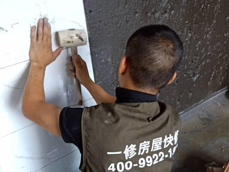 衛(wèi)生間墻面瓷磚鋪貼：首先應除去基層表面的污垢，油漬，浮灰;除去基層上所有涂料層，膩子層;如果基層未能達到平整度要求，需對基層進行預先的找平處理；鋪貼瓷磚前需事先找好垂直線，以此為基準鋪貼的瓷磚高低均勻、垂直美觀;將調(diào)制好的漿料均勻地抹在瓷磚背面，要求漿料飽滿；將瓷磚平整地鋪貼在基層上，使用橡膠錘將瓷磚拍實鋪平。