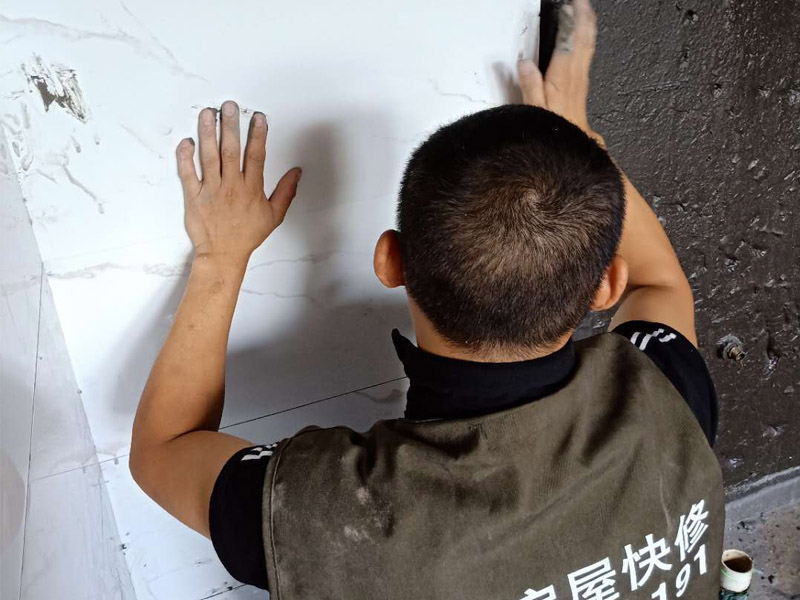 衛(wèi)生間墻面瓷磚鋪貼：首先應除去基層表面的污垢，油漬，浮灰;除去基層上所有涂料層，膩子層;如果基層未能達到平整度要求，需對基層進行預先的找平處理；鋪貼瓷磚前需事先找好垂直線，以此為基準鋪貼的瓷磚高低均勻、垂直美觀;將調(diào)制好的漿料均勻地抹在瓷磚背面，要求漿料飽滿；將瓷磚平整地鋪貼在基層上，使用橡膠錘將瓷磚拍實鋪平。