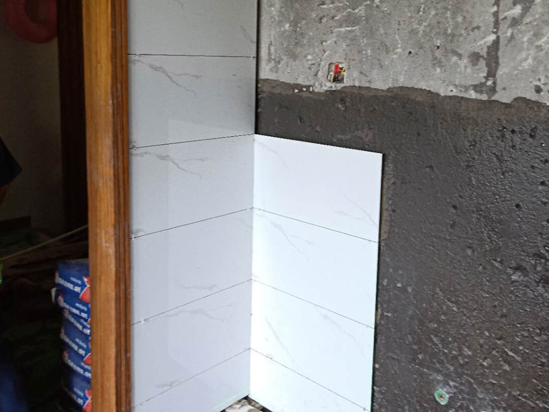 衛(wèi)生間墻面瓷磚鋪貼：首先應除去基層表面的污垢，油漬，浮灰;除去基層上所有涂料層，膩子層;如果基層未能達到平整度要求，需對基層進行預先的找平處理；鋪貼瓷磚前需事先找好垂直線，以此為基準鋪貼的瓷磚高低均勻、垂直美觀;將調(diào)制好的漿料均勻地抹在瓷磚背面，要求漿料飽滿；將瓷磚平整地鋪貼在基層上，使用橡膠錘將瓷磚拍實鋪平。