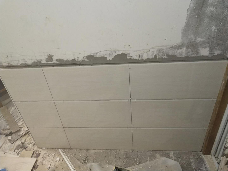 局部鏟墻貼磚裝修：1、瓷磚鋪貼之前用水浸泡：
首先將經(jīng)過預(yù)選的瓷磚背面清理干凈，并浸水2小時以上。瓷磚浸水后，在鋪貼前應(yīng)從水中取出，并用棉布擦去表面水分或?qū)⒈砻嫠至栏珊蟛拍苓M行鋪貼。
2、鋪貼瓷磚之前吊垂線：
鋪貼開始前還應(yīng)當在墻面找平層上吊垂線，以確定瓷磚的出墻尺寸線，并拉水平線，這樣鋪貼時既能夠做到表面平整，又能夠做到瓷磚橫平豎直。