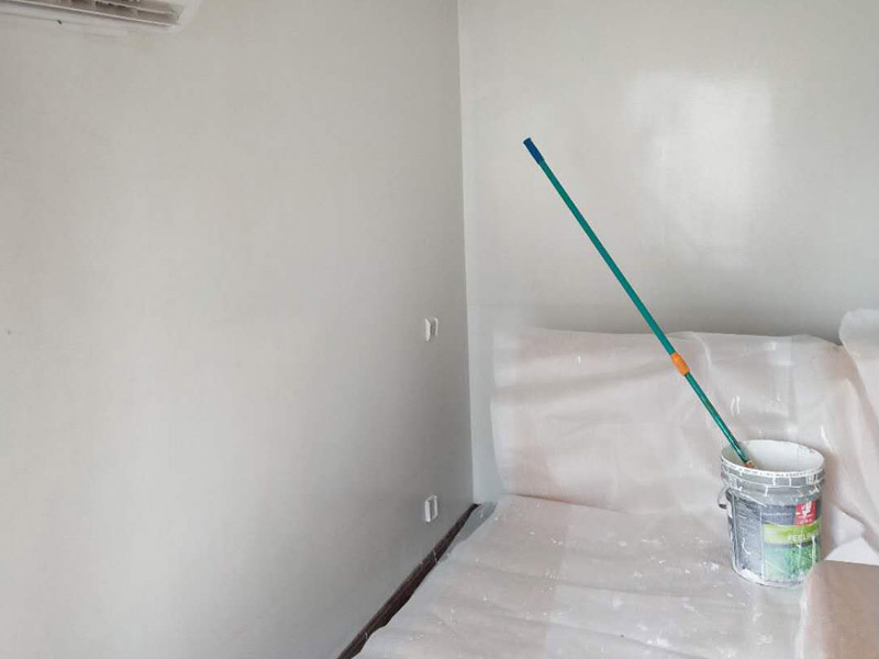 局部鏟墻貼磚裝修：1、瓷磚鋪貼之前用水浸泡：
首先將經(jīng)過預(yù)選的瓷磚背面清理干凈，并浸水2小時以上。瓷磚浸水后，在鋪貼前應(yīng)從水中取出，并用棉布擦去表面水分或?qū)⒈砻嫠至栏珊蟛拍苓M行鋪貼。
2、鋪貼瓷磚之前吊垂線：
鋪貼開始前還應(yīng)當在墻面找平層上吊垂線，以確定瓷磚的出墻尺寸線，并拉水平線，這樣鋪貼時既能夠做到表面平整，又能夠做到瓷磚橫平豎直。