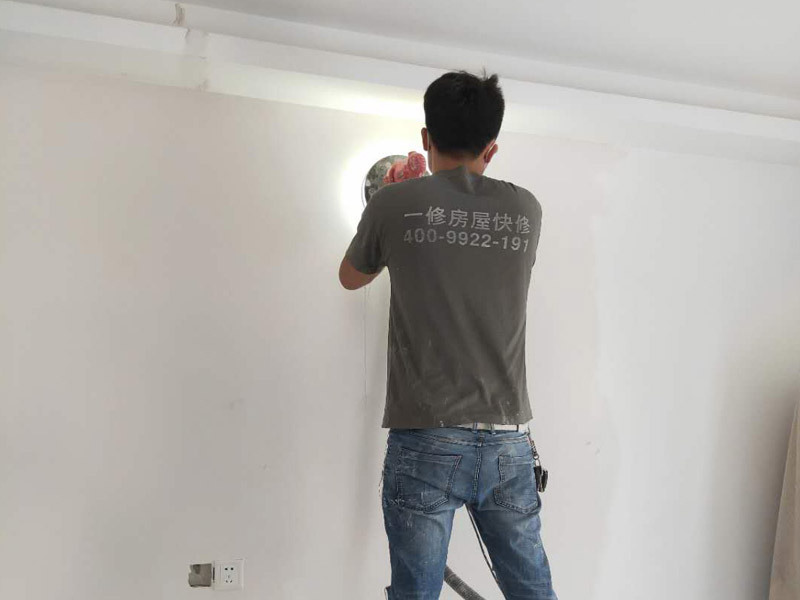 新房墻面打磨裝修：1、舊墻皮鏟除（如為新房，且墻面為水泥平整墻面，此步驟不需要）。
2、墻面清理，檢查是否有孔洞、油污、不平整的地方，如有需要，先修補(bǔ)然后施工。
3、批刮膩子，選用較好的墻襯一類的防水膩子，一般為2遍，第一遍批刮后1小時表干后打磨平整。
4、批刮第二遍膩子，干燥后打磨，注意選用600目以上砂紙，否則墻面刮痕會嚴(yán)重。
5、用200瓦的大燈泡靠近墻面檢查是否有不平整或砂眼，如有局部修補(bǔ)。
6、用干凈毛巾徹底清理墻面灰塵，用吸塵器清理干凈。
7、調(diào)配乳膠漆底漆，選用較好的羊毛刷或使用噴涂方式施工。
8、按次序涂刷1遍底漆，2遍面漆。