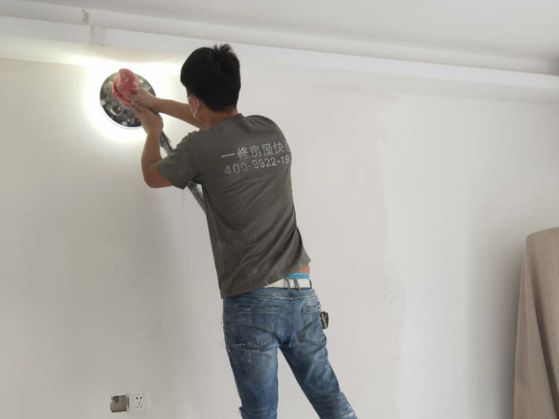 新房墻面打磨裝修：1、舊墻皮鏟除（如為新房，且墻面為水泥平整墻面，此步驟不需要）。
2、墻面清理，檢查是否有孔洞、油污、不平整的地方，如有需要，先修補(bǔ)然后施工。
3、批刮膩子，選用較好的墻襯一類的防水膩子，一般為2遍，第一遍批刮后1小時表干后打磨平整。
4、批刮第二遍膩子，干燥后打磨，注意選用600目以上砂紙，否則墻面刮痕會嚴(yán)重。
5、用200瓦的大燈泡靠近墻面檢查是否有不平整或砂眼，如有局部修補(bǔ)。
6、用干凈毛巾徹底清理墻面灰塵，用吸塵器清理干凈。
7、調(diào)配乳膠漆底漆，選用較好的羊毛刷或使用噴涂方式施工。
8、按次序涂刷1遍底漆，2遍面漆。