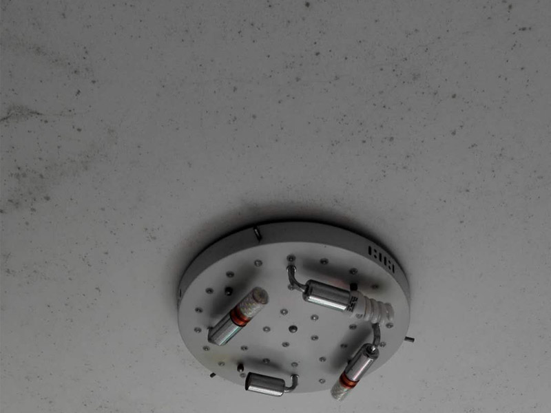 墻面起霉維修：墻壁起霉的處理：打磨、修補、刷防水涂料。
1、用砂紙打磨干凈，如果有脫層，用鏟刀處理平整；
2、如果墻面不平整，需要用膩子修補平整；如果墻面比較平整，建議先涂刷封閉底漆，然后再刷乳膠漆。
3、為了防止后期墻面再次發(fā)霉，建議再刷一層防水涂料、乳膠漆等。