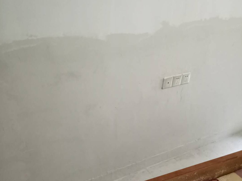 墻面修補(bǔ)裝修：先把墻面受損部位 脫落、起皮空鼓地方鏟除，并清理干凈；之后取出網(wǎng)上購(gòu)買的補(bǔ)墻膏套裝；取適量補(bǔ)墻膏直接批刮，等6-12小時(shí)干燥后用砂紙打磨平整，用抹布把粉塵擦拭干凈。用補(bǔ)墻漆兌入10%以內(nèi)的清水稀釋，攪拌均勻后涂刷2-3遍，每遍間隔3小時(shí)以上。