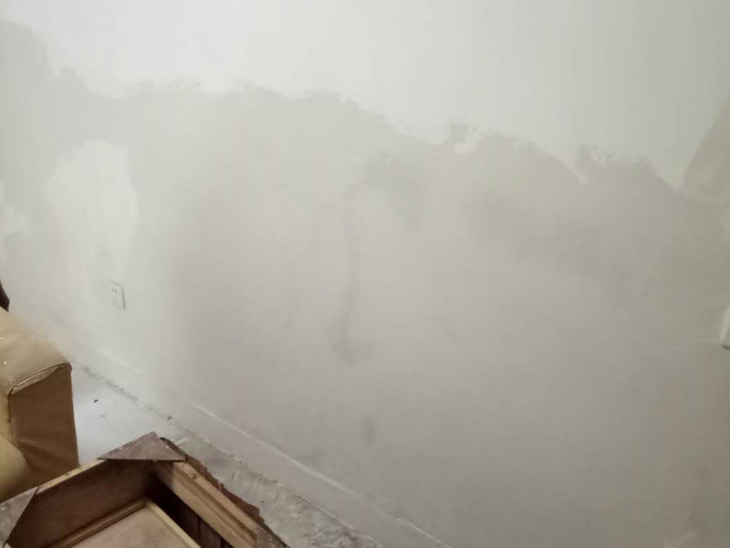 墻面修補(bǔ)裝修：先把墻面受損部位 脫落、起皮空鼓地方鏟除，并清理干凈；之后取出網(wǎng)上購(gòu)買的補(bǔ)墻膏套裝；取適量補(bǔ)墻膏直接批刮，等6-12小時(shí)干燥后用砂紙打磨平整，用抹布把粉塵擦拭干凈。用補(bǔ)墻漆兌入10%以內(nèi)的清水稀釋，攪拌均勻后涂刷2-3遍，每遍間隔3小時(shí)以上。