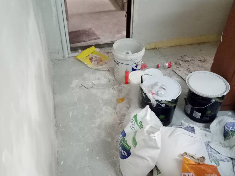 墻面修補(bǔ)裝修：先把墻面受損部位 脫落、起皮空鼓地方鏟除，并清理干凈；之后取出網(wǎng)上購(gòu)買的補(bǔ)墻膏套裝；取適量補(bǔ)墻膏直接批刮，等6-12小時(shí)干燥后用砂紙打磨平整，用抹布把粉塵擦拭干凈。用補(bǔ)墻漆兌入10%以內(nèi)的清水稀釋，攪拌均勻后涂刷2-3遍，每遍間隔3小時(shí)以上。