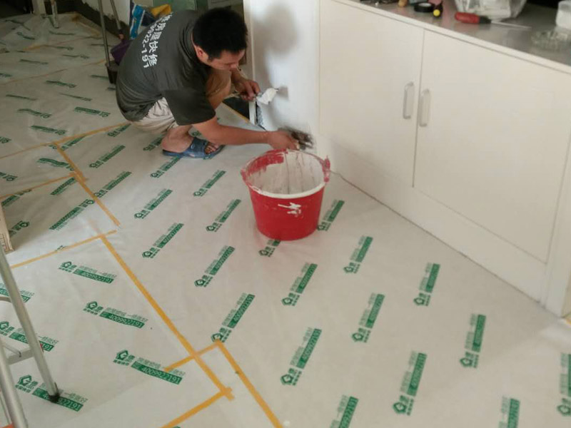 踢腳線維修方案：1.鉆孔：鉆孔前要觀察好水電的布線走向，以防出錯(cuò)。鉆孔的間隔不能太大，不然踢腳線難以貼住墻面。鉆孔的間隔應(yīng)在40cm左右，接口處的間隔應(yīng)小一點(diǎn)。將小木條釘入剛才打好的孔中。2.固定：固定踢腳線前要對墻面進(jìn)行平整、清理，不然踢腳線安裝上去后，不能完全貼緊墻面，會留下難看的縫隙。3.邊角處理：墻角處，踢腳線相交的地方，踢腳線的邊緣要進(jìn)行45度角的裁切，這樣接口處就不會留下難看的痕跡。將裁切好的踢腳線進(jìn)行固定。4.踢腳線安裝要點(diǎn)： 固定踢腳線的釘子要用專門的螺紋釘，這樣的固定效果更好，不易松動(dòng)。大家要注意廠商是否偷工減料的。