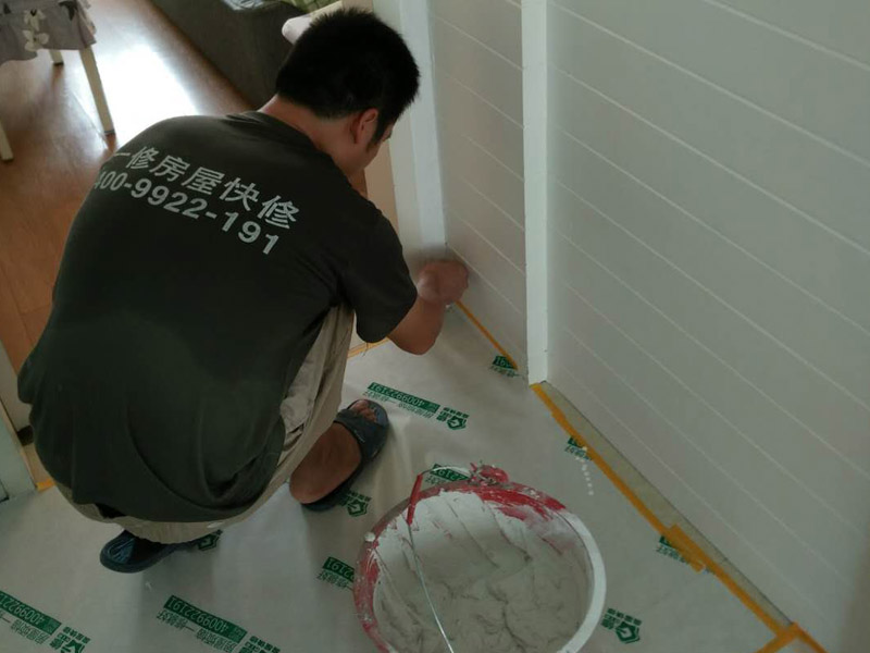 踢腳線維修方案：1.鉆孔：鉆孔前要觀察好水電的布線走向，以防出錯(cuò)。鉆孔的間隔不能太大，不然踢腳線難以貼住墻面。鉆孔的間隔應(yīng)在40cm左右，接口處的間隔應(yīng)小一點(diǎn)。將小木條釘入剛才打好的孔中。2.固定：固定踢腳線前要對墻面進(jìn)行平整、清理，不然踢腳線安裝上去后，不能完全貼緊墻面，會留下難看的縫隙。3.邊角處理：墻角處，踢腳線相交的地方，踢腳線的邊緣要進(jìn)行45度角的裁切，這樣接口處就不會留下難看的痕跡。將裁切好的踢腳線進(jìn)行固定。4.踢腳線安裝要點(diǎn)： 固定踢腳線的釘子要用專門的螺紋釘，這樣的固定效果更好，不易松動(dòng)。大家要注意廠商是否偷工減料的。