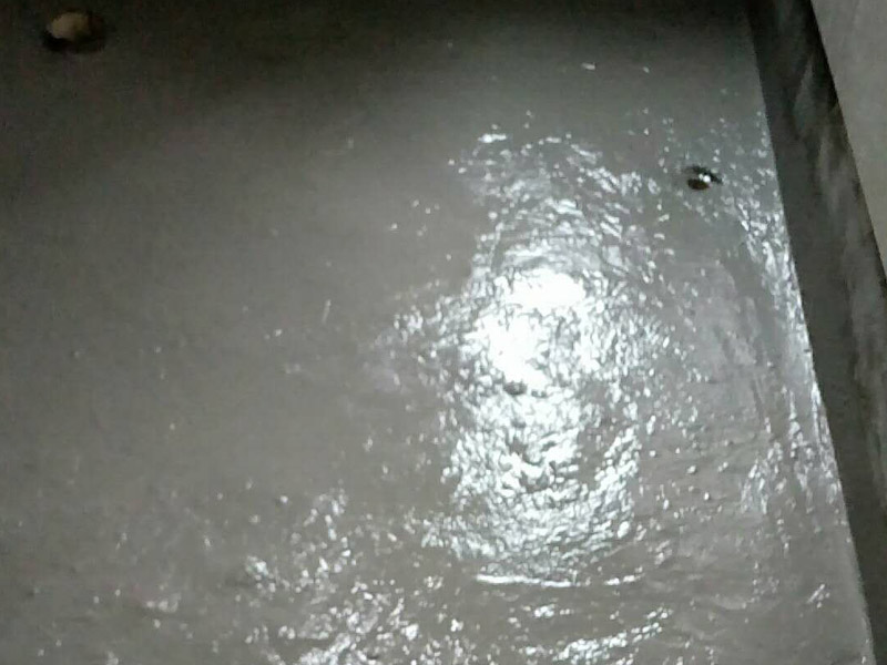 衛(wèi)生間地面找平裝修：清理基層：將基層表面的積灰、浮漿、油污及雜物清掃掉并沖洗干凈，明顯凹陷處應(yīng)用水泥砂漿或細石砼墊平，表面光滑處應(yīng)鑿毛并清刷干凈。抹砂漿前1天澆水濕潤，表面積水應(yīng)予排除。貼灰餅：根據(jù)墻面彈線標(biāo)高，用1∶2干硬性水泥砂漿在基層上做灰餅，大小約50mm見方，縱橫間距約1.5m左右，如局部厚度薄于10mm時，應(yīng)調(diào)整其厚度或?qū)⒏叱龅木植炕鶎予徣?。找平、壓頭遍：鋪抹砂漿后，隨即用鋁合金杠按灰餅高度，將砂漿找平，用木抹子搓揉壓實，將砂眼、腳印等消除后，用靠尺檢查平整度，抹時應(yīng)用力均勻，并后退著操作。待砂漿收水后，隨即用鐵抹子進行頭遍抹平壓實至起漿為止。