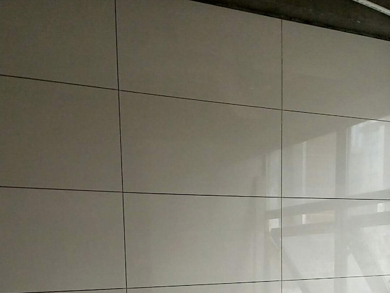 廁所墻面貼磚裝修：1.首先將經(jīng)過預(yù)選的瓷磚背面清理干凈，并浸水2小時(shí)以上；2.鋪貼開始前還應(yīng)當(dāng)在墻面找平層上吊垂線，以確定瓷磚的出墻尺寸線；3.鋪瓷磚一般從陽角或門窗邊開始，按由下而上，自左至右的順序進(jìn)行；4.鋪瓷磚時(shí)，應(yīng)及時(shí)將瓷磚縫中多余的粘接材料刮理干凈，并用濕棉布擦去面磚上的污跡，千萬不要等到粘接材料干硬后再擦拭清洗，那樣不但不能清洗干凈，如果用硬物刮除又會(huì)損害釉面層。