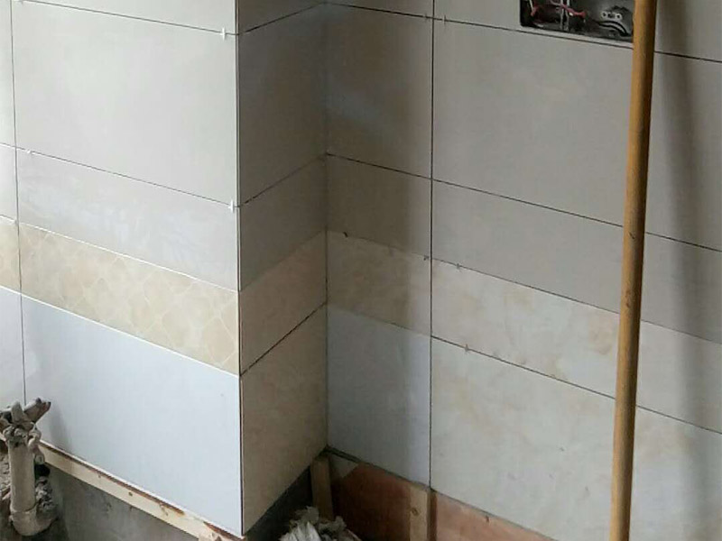 廁所墻面貼磚裝修：1.首先將經(jīng)過預(yù)選的瓷磚背面清理干凈，并浸水2小時(shí)以上；2.鋪貼開始前還應(yīng)當(dāng)在墻面找平層上吊垂線，以確定瓷磚的出墻尺寸線；3.鋪瓷磚一般從陽角或門窗邊開始，按由下而上，自左至右的順序進(jìn)行；4.鋪瓷磚時(shí)，應(yīng)及時(shí)將瓷磚縫中多余的粘接材料刮理干凈，并用濕棉布擦去面磚上的污跡，千萬不要等到粘接材料干硬后再擦拭清洗，那樣不但不能清洗干凈，如果用硬物刮除又會(huì)損害釉面層。