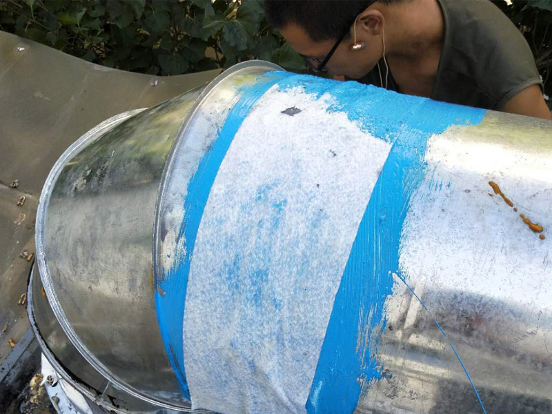 房屋煙道防水維修：煙道根部與屋面交接處叫做附加層，屋面的附加層都需要進行防水處理。如果未做防水處理，雨水會浸入導致煙道滲漏水。做法是：沿煙道根部鑿一圈環(huán)狀槽，清理干凈基面，然后用堵漏王封堵。然后煙道根部向上300mm的范圍內(nèi)涂刷非固化防水涂料，再在涂層上粘貼一層SBS防水卷材。樓上煙道接口處沒做防水處理，廚房地面漏水，沿煙道管外壁滲水下去。把樓上給水總閥關(guān)掉，2天內(nèi)不要在廚房用水，如果樓下還在漏，那基本可以排除是樓上的原因?qū)е聼煹缆┧?。如果樓下沒漏了，那就可以認為是樓上的緣故了。處理方法是在樓上煙道根部周圍一圈鑿一個環(huán)狀槽，清理干凈槽內(nèi)，并用堵漏王堵塞環(huán)狀槽，用壓子壓實抹光。煙道根部向上300mm的范圍內(nèi)采用聚合物防水砂漿粉刷，或采用柔性防水層。