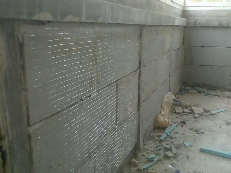 白灰墻面掛網抹灰裝修：1  基層處理：抹灰前檢查加氣混凝土墻體，對松動、灰漿不飽滿的拼縫及粱、板下的頂頭縫，用摻用水量10%的建筑膠灰漿填塞密實。將露出墻面的舌頭灰刮凈，墻面的凸出部位剔鑿平整。墻面坑凹不平處、砌塊缺楞掉角的以及剔鑿的設備管線槽、洞，應用膠灰整修密實、平順。2  灑水濕潤：將墻面浮土清掃干凈，分數遍澆水濕潤。由于加氣混凝土塊吸水速度先快后慢，吸水量慢而延續(xù)時間長，故應增加澆水的次數，使抹灰層有良好的凝結硬化條件，不致在砂漿的硬化過程中水分被加氣混凝土吸走。3  貼灰餅、沖筋：用托線板檢測一遍墻面不同部位的垂直、平整情況，以墻面的實際高度決定灰餅和沖筋的數量。