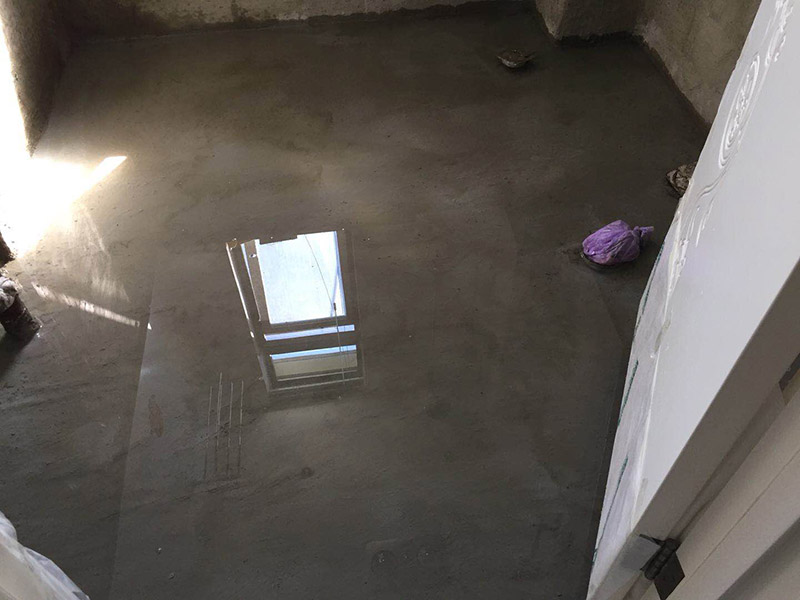 廁所閉水試驗裝修：1、防水施工完成，24小時后可做閉水試驗; 2、把地漏進行暫時性封堵 ; 3、在衛(wèi)生間門口設置水泥砂漿擋墻 ; 4、蓄水后做好水位標記 ，以便查看水落程度; 5、蓄水時間24～48小時 ; 6、閉水后，看水位是否有明顯下降，仔細檢查四周墻面和地面有無滲漏現(xiàn)象，從樓下觀察是否有水滲出，如果有，請及時檢查樓下屋頂和管道根部是否有滲漏水等現(xiàn)象，如果沒有滲漏水，繼續(xù)完成閉水;