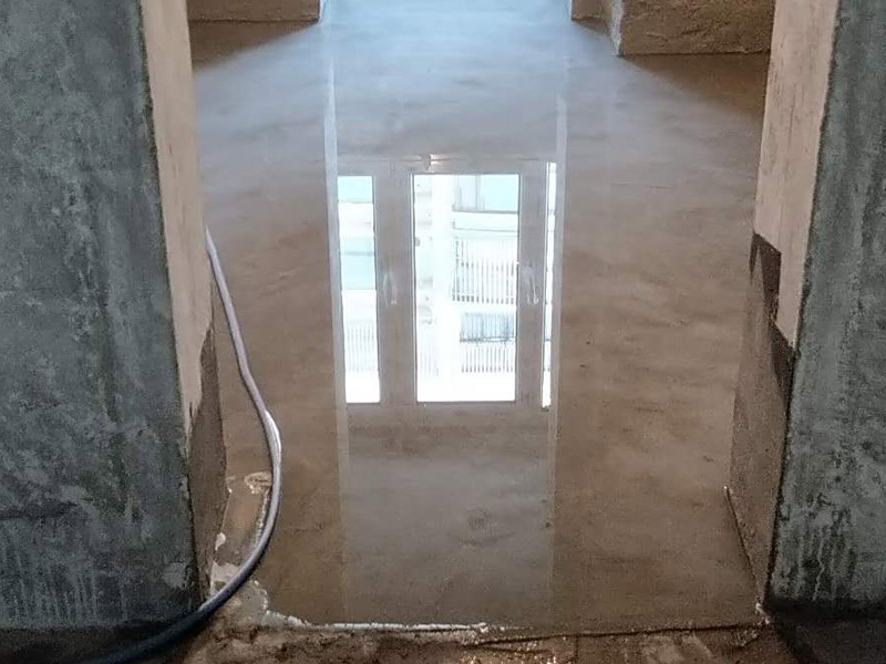 廁所閉水試驗裝修：1、防水施工完成，24小時后可做閉水試驗; 2、把地漏進行暫時性封堵 ; 3、在衛(wèi)生間門口設置水泥砂漿擋墻 ; 4、蓄水后做好水位標記 ，以便查看水落程度; 5、蓄水時間24～48小時 ; 6、閉水后，看水位是否有明顯下降，仔細檢查四周墻面和地面有無滲漏現(xiàn)象，從樓下觀察是否有水滲出，如果有，請及時檢查樓下屋頂和管道根部是否有滲漏水等現(xiàn)象，如果沒有滲漏水，繼續(xù)完成閉水;