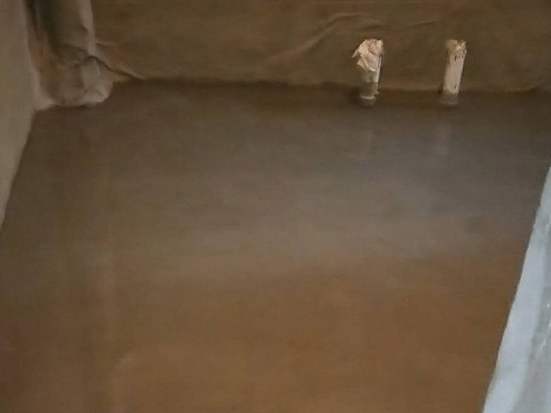 廁所閉水試驗裝修：1、防水施工完成，24小時后可做閉水試驗; 2、把地漏進行暫時性封堵 ; 3、在衛(wèi)生間門口設置水泥砂漿擋墻 ; 4、蓄水后做好水位標記 ，以便查看水落程度; 5、蓄水時間24～48小時 ; 6、閉水后，看水位是否有明顯下降，仔細檢查四周墻面和地面有無滲漏現(xiàn)象，從樓下觀察是否有水滲出，如果有，請及時檢查樓下屋頂和管道根部是否有滲漏水等現(xiàn)象，如果沒有滲漏水，繼續(xù)完成閉水;