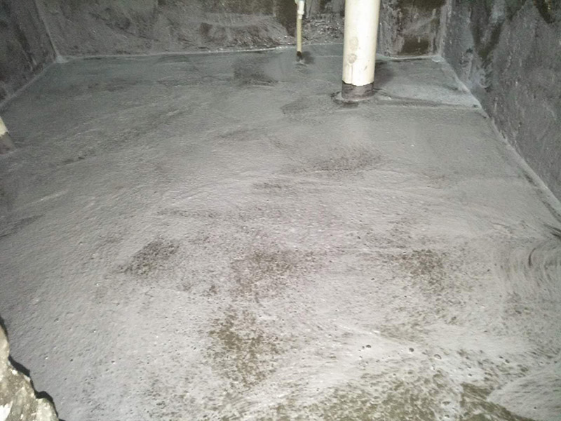 衛(wèi)生間刷防水裝修：1、刷第一遍防水涂料。施工前確保工地干凈、干燥，防水涂料要涂滿，無遺漏，與基層結(jié)合牢固，無裂紋，無氣泡，無脫落現(xiàn)象。涂刷高度一致，厚度要達(dá)到產(chǎn)品規(guī)定要求。2、刷第二遍防水涂料。注意、第二遍防水涂料間需要有一定時(shí)間間隔，待遍涂料干透后才能進(jìn)行第二遍，具體時(shí)間視涂料而定。間隔時(shí)間太短，防水的效果會大打折扣。3、鋪保護(hù)層。為防止之后的施工破壞防水層，需在防水涂料表面鋪上保護(hù)層。保護(hù)層要完全覆蓋防水層，無遺漏，與基層結(jié)合牢固，無裂紋，無氣泡，無脫落現(xiàn)象。4、閉水試驗(yàn)。閉水試驗(yàn)時(shí)，地面點(diǎn)的水線不能低于2厘米，保存至少24小時(shí)，觀察無滲漏現(xiàn)象后方算合格。如有滲漏，需重做，切莫不能疏忽大意。5、基層處理、清理，做找平層、結(jié)合層，細(xì)部附加層、丙烯酸防水層，蓄水試驗(yàn)、保護(hù)層施工、二次蓄水試驗(yàn)。