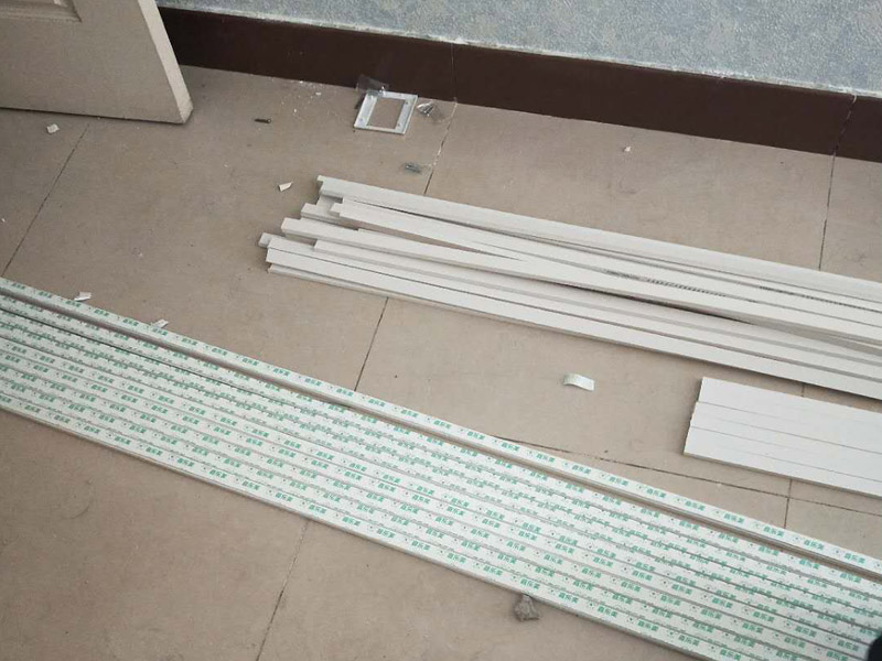 電路走線安裝：1、按照效果圖和具體施工圖設(shè)計(jì)圖紙，并選用確定燈具、插座、開關(guān)等位置，然后確定電線的鋪設(shè)位置、穿過墻壁和屋頂?shù)奈恢?，而且還要確定起始、轉(zhuǎn)角、分支、終端點(diǎn)的位置，用絕緣子或槽板固定它們的位置。2、再根據(jù)電線的走向開挖墻槽，槽的寬度與深度要能將電線管裝下。在做穿墻孔時(shí)要注意將電線管小心彎曲，使彎曲后的護(hù)套管內(nèi)部仍能穿線，并用專用的軋頭或騎馬釘將護(hù)套管固定在墻上。3、要安裝插座、開關(guān)的，先將其位置打孔預(yù)埋塑料膨脹管或木楔，但是這種方法的弊端就是插座、開關(guān)都比墻面凸出；而當(dāng)下流行將插座、開關(guān)的接線盒都埋入墻里，只露出插座和開關(guān)的面板，這樣做美觀整齊。4、穿線的正規(guī)做法是用鋼絲先穿過護(hù)套管，再將電線拉入。在家裝中可以直接將電線穿入護(hù)套管，但是在轉(zhuǎn)彎處不好穿，所以一般是安置塑料管的同時(shí)將電線穿好，或在管內(nèi)先穿一根鉛絲備用。