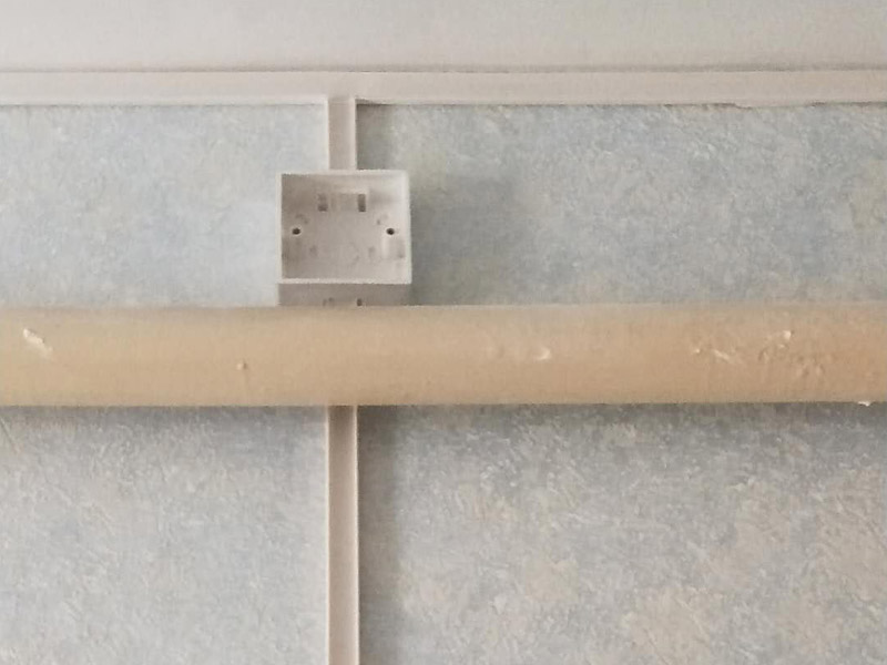 電路走線安裝：1、按照效果圖和具體施工圖設(shè)計(jì)圖紙，并選用確定燈具、插座、開關(guān)等位置，然后確定電線的鋪設(shè)位置、穿過墻壁和屋頂?shù)奈恢?，而且還要確定起始、轉(zhuǎn)角、分支、終端點(diǎn)的位置，用絕緣子或槽板固定它們的位置。2、再根據(jù)電線的走向開挖墻槽，槽的寬度與深度要能將電線管裝下。在做穿墻孔時(shí)要注意將電線管小心彎曲，使彎曲后的護(hù)套管內(nèi)部仍能穿線，并用專用的軋頭或騎馬釘將護(hù)套管固定在墻上。3、要安裝插座、開關(guān)的，先將其位置打孔預(yù)埋塑料膨脹管或木楔，但是這種方法的弊端就是插座、開關(guān)都比墻面凸出；而當(dāng)下流行將插座、開關(guān)的接線盒都埋入墻里，只露出插座和開關(guān)的面板，這樣做美觀整齊。4、穿線的正規(guī)做法是用鋼絲先穿過護(hù)套管，再將電線拉入。在家裝中可以直接將電線穿入護(hù)套管，但是在轉(zhuǎn)彎處不好穿，所以一般是安置塑料管的同時(shí)將電線穿好，或在管內(nèi)先穿一根鉛絲備用。