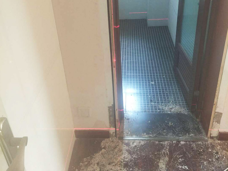 浴室柜和踢腳線安裝：1、與地磚一起鋪貼有些家居裝修安裝的為瓷磚踢腳線,瓷磚踢腳線和其他材質(zhì)的踢腳線安裝時間不同,瓷磚踢腳線在進行地磚鋪貼的時候一塊進行就行了。2、鋪貼壁紙后安裝有的家居墻面裝修選用了壁紙,這就需要在鋪貼完壁紙和地板以后再進行踢腳線的安裝。3、刮大白前安裝踢腳線通常都會在裝修進行刮大白這道工序前實行安裝,倘若先安裝地板和踢腳線再進行刮大白,那刮大白的灰將會弄到地板和踢腳線上,難處理。