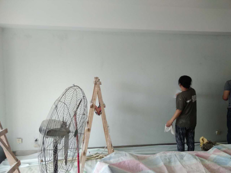 墻面壁紙更換：保證墻面堅實、平坦，運用鋼刷或是其他的工具收拾潔凈墻面，讓水泥墻面盡量無浮土、浮沉。在墻面輥一遍混凝土的界面劑，盡量均勻，待其單調(diào)后，就可以刮膩子了。一般的墻面刮2遍面膩子即可，不僅能找平，還能罩住底色。平坦度比較差的膩子要在部分多刮幾遍。用砂紙打磨膩子。膩子完全上強度之后(5-7天)會變得十分堅實，這時再打磨就會變得十分困難。所以，主張刮過膩子之后的1~2天便開始進行膩子打磨。這是為了在墻面和壁紙之間構(gòu)成一道維護膜，既安靖了墻面，又能防止水分、鹽、堿滲透腐蝕墻紙，可以有用維護壁紙材料不受霉菌的腐蝕。