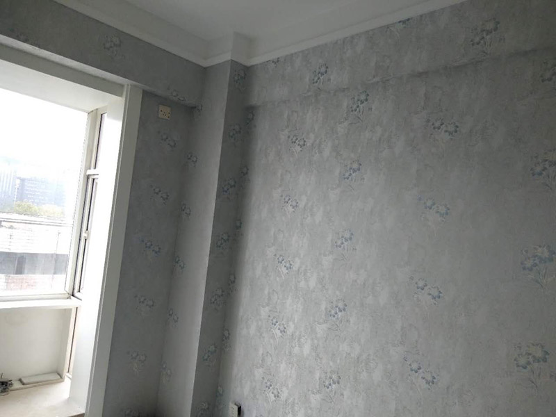 墻面壁紙更換：保證墻面堅實、平坦，運用鋼刷或是其他的工具收拾潔凈墻面，讓水泥墻面盡量無浮土、浮沉。在墻面輥一遍混凝土的界面劑，盡量均勻，待其單調(diào)后，就可以刮膩子了。一般的墻面刮2遍面膩子即可，不僅能找平，還能罩住底色。平坦度比較差的膩子要在部分多刮幾遍。用砂紙打磨膩子。膩子完全上強度之后(5-7天)會變得十分堅實，這時再打磨就會變得十分困難。所以，主張刮過膩子之后的1~2天便開始進行膩子打磨。這是為了在墻面和壁紙之間構(gòu)成一道維護膜，既安靖了墻面，又能防止水分、鹽、堿滲透腐蝕墻紙，可以有用維護壁紙材料不受霉菌的腐蝕。