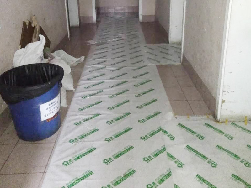 墻面壁紙更換：保證墻面堅實、平坦，運用鋼刷或是其他的工具收拾潔凈墻面，讓水泥墻面盡量無浮土、浮沉。在墻面輥一遍混凝土的界面劑，盡量均勻，待其單調(diào)后，就可以刮膩子了。一般的墻面刮2遍面膩子即可，不僅能找平，還能罩住底色。平坦度比較差的膩子要在部分多刮幾遍。用砂紙打磨膩子。膩子完全上強度之后(5-7天)會變得十分堅實，這時再打磨就會變得十分困難。所以，主張刮過膩子之后的1~2天便開始進行膩子打磨。這是為了在墻面和壁紙之間構(gòu)成一道維護膜，既安靖了墻面，又能防止水分、鹽、堿滲透腐蝕墻紙，可以有用維護壁紙材料不受霉菌的腐蝕。