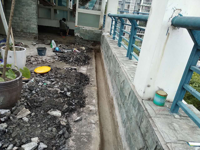 屋頂排水溝抹灰防水裝修：1．在干燥基面上施工防水涂料前應(yīng)先濕潤(rùn)基面至無(wú)明水為準(zhǔn)，若基面潮濕但無(wú)明水可直接施工。 2．按配比先將防水漿料乳液倒入拌料桶中，然后再將粉料倒入，充分?jǐn)嚢柚辆鶆?、無(wú)料粒糊狀，靜置十分鐘后再攪拌一下，效果更佳。 3．用毛刷或滾刷直接將膠漿涂刷在基面上，待第一層完全干透后（約2小時(shí)或手擦不粘為準(zhǔn)），再涂刷第二遍，兩遍的涂刷方向應(yīng)交錯(cuò)。 4．在操作進(jìn)程中應(yīng)保持間斷性攪拌以防止膠漿沉淀。aqbzp_9 5．待防水層完全干固后，方可在其上面做砂漿保護(hù)層或其它覆蓋層。