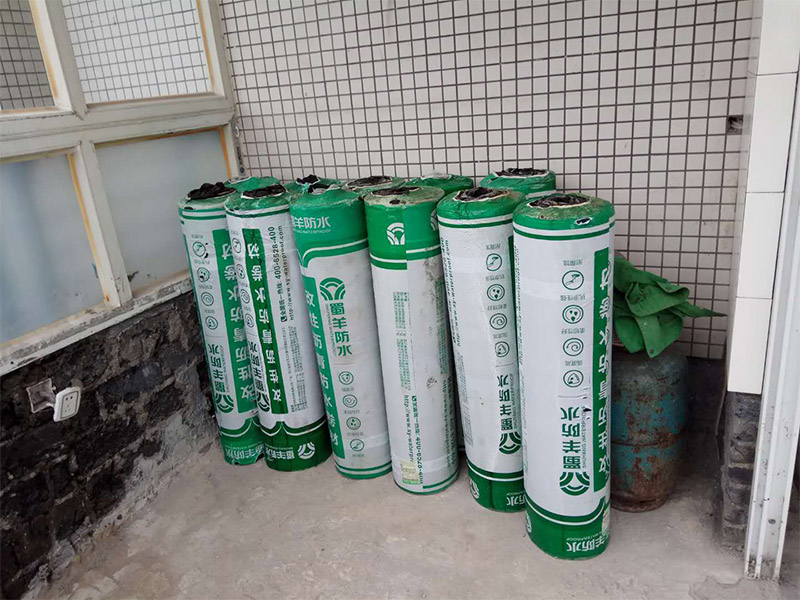 屋頂排水溝抹灰防水裝修：1．在干燥基面上施工防水涂料前應(yīng)先濕潤(rùn)基面至無(wú)明水為準(zhǔn)，若基面潮濕但無(wú)明水可直接施工。 2．按配比先將防水漿料乳液倒入拌料桶中，然后再將粉料倒入，充分?jǐn)嚢柚辆鶆颉o(wú)料粒糊狀，靜置十分鐘后再攪拌一下，效果更佳。 3．用毛刷或滾刷直接將膠漿涂刷在基面上，待第一層完全干透后（約2小時(shí)或手擦不粘為準(zhǔn)），再涂刷第二遍，兩遍的涂刷方向應(yīng)交錯(cuò)。 4．在操作進(jìn)程中應(yīng)保持間斷性攪拌以防止膠漿沉淀。aqbzp_9 5．待防水層完全干固后，方可在其上面做砂漿保護(hù)層或其它覆蓋層。