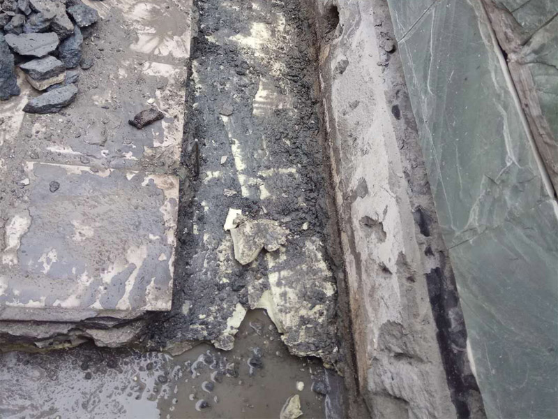 屋頂排水溝抹灰防水裝修：1．在干燥基面上施工防水涂料前應(yīng)先濕潤(rùn)基面至無(wú)明水為準(zhǔn)，若基面潮濕但無(wú)明水可直接施工。 2．按配比先將防水漿料乳液倒入拌料桶中，然后再將粉料倒入，充分?jǐn)嚢柚辆鶆颉o(wú)料粒糊狀，靜置十分鐘后再攪拌一下，效果更佳。 3．用毛刷或滾刷直接將膠漿涂刷在基面上，待第一層完全干透后（約2小時(shí)或手擦不粘為準(zhǔn)），再涂刷第二遍，兩遍的涂刷方向應(yīng)交錯(cuò)。 4．在操作進(jìn)程中應(yīng)保持間斷性攪拌以防止膠漿沉淀。aqbzp_9 5．待防水層完全干固后，方可在其上面做砂漿保護(hù)層或其它覆蓋層。