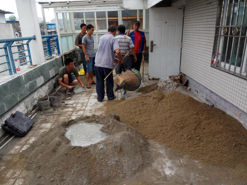 屋頂排水溝抹灰防水裝修：1．在干燥基面上施工防水涂料前應(yīng)先濕潤(rùn)基面至無(wú)明水為準(zhǔn)，若基面潮濕但無(wú)明水可直接施工。 2．按配比先將防水漿料乳液倒入拌料桶中，然后再將粉料倒入，充分?jǐn)嚢柚辆鶆?、無(wú)料粒糊狀，靜置十分鐘后再攪拌一下，效果更佳。 3．用毛刷或滾刷直接將膠漿涂刷在基面上，待第一層完全干透后（約2小時(shí)或手擦不粘為準(zhǔn)），再涂刷第二遍，兩遍的涂刷方向應(yīng)交錯(cuò)。 4．在操作進(jìn)程中應(yīng)保持間斷性攪拌以防止膠漿沉淀。aqbzp_9 5．待防水層完全干固后，方可在其上面做砂漿保護(hù)層或其它覆蓋層。