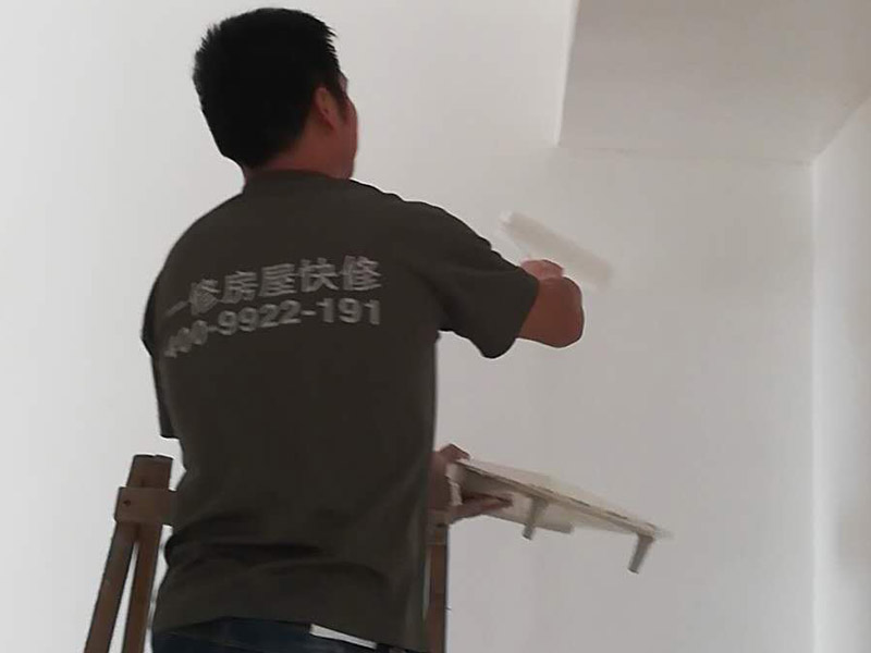 墻面粉刷裝修：1、基層處理：將墻面起皮及松動(dòng)處清除干凈，并用水泥砂漿補(bǔ)抹。有裂縫的地方一般用牛皮紙帶和白乳膠貼住裂縫。2、刷界面劑：界面劑能夠增強(qiáng)對(duì)基層的粘結(jié)力，避免了抹灰層空鼓、起殼的現(xiàn)象，從而代替人工鑿毛處理，省時(shí)省力。3、墻面找平：凹凸不平的墻面需要找平，對(duì)于墻面不平的地方要用粉刷石膏找平，使得墻面的誤差不超過(guò)3毫米。4、批刮膩?zhàn)樱哼x用顆粒細(xì)度較高和質(zhì)地較硬的膩?zhàn)訛榧?，膩?zhàn)右椤?、打磨：盡量用較細(xì)的砂紙，如果砂紙?zhí)值脑挄?huì)留下很深的砂痕。6、刷底漆：底漆一定要刷勻，確保墻面每個(gè)地方都刷到，如果墻面吃漆量較大，底漆最好適量的多加一點(diǎn)水，以確保能夠涂刷均勻。7、找補(bǔ)：膩?zhàn)哟蚰ネ戤呏?，?huì)留有一些瑕疵，一般情況下很難看清，只有刷過(guò)一遍漆之后才會(huì)很明顯，這時(shí)候就需要找補(bǔ)了。8、刷面漆：不要加過(guò)量的水，會(huì)影響漆膜厚度、手感和漆膜的硬度。