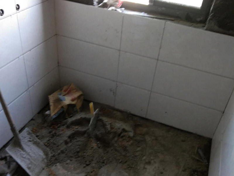 衛(wèi)生間貼瓷磚裝修：廚房貼瓷磚，客廳吊頂：首先應(yīng)除去基層表面的污垢，油漬，浮灰;除去基層上所有涂料層，膩?zhàn)訉?如果基層未能達(dá)到平整度要求，需對基層進(jìn)行預(yù)先的找平處理；接著加水后將粘結(jié)劑漿料攪拌至潤滑均勻，無明顯塊狀或糊狀結(jié)塊，攪拌后的漿料靜置5-10分鐘后再稍加攪拌1-2分鐘即可使用；然后將瓷磚平整地鋪貼在基層上，使用橡膠錘將瓷磚拍實(shí)鋪平。施工過程中，可小幅度轉(zhuǎn)動瓷磚，使?jié){料與瓷磚背面充分接觸。根據(jù)磚的尺寸，在磚與磚之間預(yù)留相應(yīng)尺寸的縫隙留待嵌縫，瓷磚鋪貼結(jié)束后24小時，可進(jìn)行嵌縫施工。最后將調(diào)制好的嵌縫劑均勻地涂在磚與磚的地方。