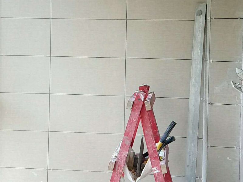 衛(wèi)生間貼瓷磚裝修：廚房貼瓷磚，客廳吊頂：首先應(yīng)除去基層表面的污垢，油漬，浮灰;除去基層上所有涂料層，膩?zhàn)訉?如果基層未能達(dá)到平整度要求，需對基層進(jìn)行預(yù)先的找平處理；接著加水后將粘結(jié)劑漿料攪拌至潤滑均勻，無明顯塊狀或糊狀結(jié)塊，攪拌后的漿料靜置5-10分鐘后再稍加攪拌1-2分鐘即可使用；然后將瓷磚平整地鋪貼在基層上，使用橡膠錘將瓷磚拍實(shí)鋪平。施工過程中，可小幅度轉(zhuǎn)動瓷磚，使?jié){料與瓷磚背面充分接觸。根據(jù)磚的尺寸，在磚與磚之間預(yù)留相應(yīng)尺寸的縫隙留待嵌縫，瓷磚鋪貼結(jié)束后24小時，可進(jìn)行嵌縫施工。最后將調(diào)制好的嵌縫劑均勻地涂在磚與磚的地方。