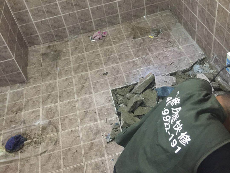 衛(wèi)生間地面拆除裝修：1、若是家里的地磚已經(jīng)是出現(xiàn)部分破損、很多空鼓或者剝落、外層釉質(zhì)已經(jīng)磨損，或難洗的污漬，通常這時(shí)就要對(duì)地磚進(jìn)行拆除更新才行，或是對(duì)它進(jìn)行簡(jiǎn)單修補(bǔ)一下就可以了。假如只考慮更換幾塊地磚，這種難度就會(huì)比較大，因?yàn)槭褂昧撕芏嗄曛?，有可能?huì)出現(xiàn)找不到色彩一樣的地磚情況，這樣下去就會(huì)影響美觀。2、假如是為了節(jié)省開支或者手頭不寬裕，那么在地磚基礎(chǔ)完好的情況可以不更換，但是一定要在裝修后期，把所有地磚勾縫鏟除重新做。因?yàn)橐郧伴L(zhǎng)期使用過的地磚縫中會(huì)有很多細(xì)菌或臟污存在，必須清除，并且重新勾縫后會(huì)顯得更好看。通常情況下，我們建議您在改造時(shí)把廚房和衛(wèi)生間的地磚一起拆除重做。