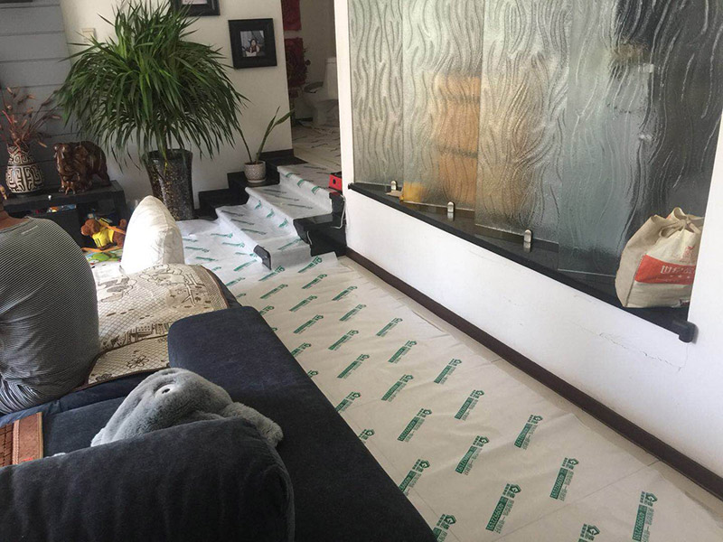 衛(wèi)生間地面拆除裝修：1、若是家里的地磚已經(jīng)是出現(xiàn)部分破損、很多空鼓或者剝落、外層釉質(zhì)已經(jīng)磨損，或難洗的污漬，通常這時(shí)就要對(duì)地磚進(jìn)行拆除更新才行，或是對(duì)它進(jìn)行簡(jiǎn)單修補(bǔ)一下就可以了。假如只考慮更換幾塊地磚，這種難度就會(huì)比較大，因?yàn)槭褂昧撕芏嗄曛?，有可能?huì)出現(xiàn)找不到色彩一樣的地磚情況，這樣下去就會(huì)影響美觀。2、假如是為了節(jié)省開支或者手頭不寬裕，那么在地磚基礎(chǔ)完好的情況可以不更換，但是一定要在裝修后期，把所有地磚勾縫鏟除重新做。因?yàn)橐郧伴L(zhǎng)期使用過的地磚縫中會(huì)有很多細(xì)菌或臟污存在，必須清除，并且重新勾縫后會(huì)顯得更好看。通常情況下，我們建議您在改造時(shí)把廚房和衛(wèi)生間的地磚一起拆除重做。