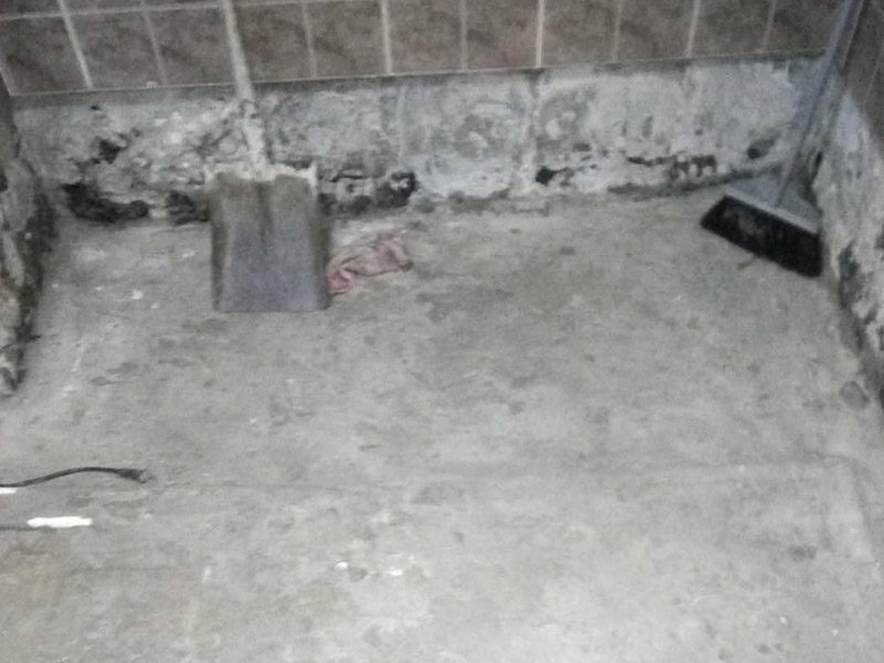 衛(wèi)生間地面拆除裝修：1、若是家里的地磚已經(jīng)是出現(xiàn)部分破損、很多空鼓或者剝落、外層釉質(zhì)已經(jīng)磨損，或難洗的污漬，通常這時(shí)就要對(duì)地磚進(jìn)行拆除更新才行，或是對(duì)它進(jìn)行簡(jiǎn)單修補(bǔ)一下就可以了。假如只考慮更換幾塊地磚，這種難度就會(huì)比較大，因?yàn)槭褂昧撕芏嗄曛?，有可能?huì)出現(xiàn)找不到色彩一樣的地磚情況，這樣下去就會(huì)影響美觀。2、假如是為了節(jié)省開支或者手頭不寬裕，那么在地磚基礎(chǔ)完好的情況可以不更換，但是一定要在裝修后期，把所有地磚勾縫鏟除重新做。因?yàn)橐郧伴L(zhǎng)期使用過的地磚縫中會(huì)有很多細(xì)菌或臟污存在，必須清除，并且重新勾縫后會(huì)顯得更好看。通常情況下，我們建議您在改造時(shí)把廚房和衛(wèi)生間的地磚一起拆除重做。