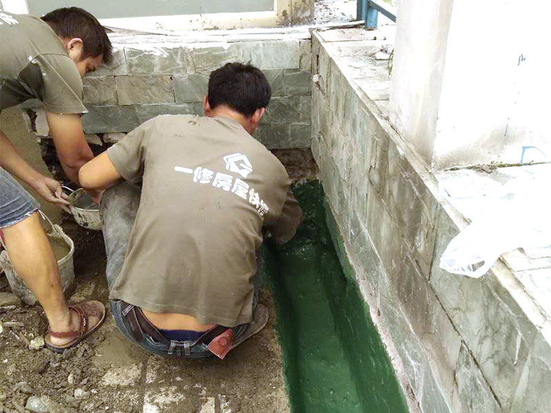 屋頂排水溝改造防水：一、確定排水坡面的數(shù)目：一般情況下，臨街建筑平屋頂屋面寬度小于12m時，可采用單坡排水；其寬度大于12m時，宜采用雙坡排水。坡屋頂應(yīng)結(jié)合建筑造型要求選擇單坡、雙坡或四坡排水。二、劃分排水區(qū)：劃分排水區(qū)的目的在于合理地布置水落管。排水區(qū)的面積是指屋面水平投影的面積，每一根水落管的屋面最大匯水面積不宜大于200m2。雨水口的間距在18~24m。三、確定天溝所用材料和斷面形式及尺寸天溝即屋面上的排水溝，位于檐口部位時又稱檐溝。設(shè)置天溝的目的是匯集屋面雨水，并將屋面雨水有組織地迅速排除。天溝根據(jù)屋頂類型的不同有多種做法。如坡屋頂中可用鋼筋混凝土、鍍鋅鐵皮、石棉水泥等材料做成槽形或三角形天溝。平屋頂?shù)奶鞙弦话阌娩摻罨炷林谱鳎?dāng)采用女兒墻外排水方案時，可利用傾斜的屋面與垂直的墻面構(gòu)成三角形天溝；當(dāng)采用檐溝外排水方案時，通常用專用的槽形板做成矩形天溝。