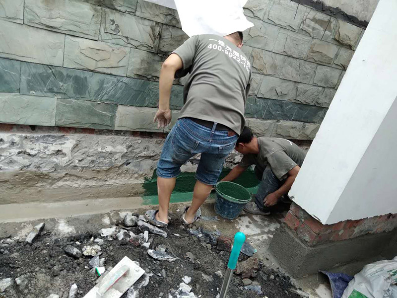 屋頂排水溝改造防水：一、確定排水坡面的數(shù)目：一般情況下，臨街建筑平屋頂屋面寬度小于12m時，可采用單坡排水；其寬度大于12m時，宜采用雙坡排水。坡屋頂應(yīng)結(jié)合建筑造型要求選擇單坡、雙坡或四坡排水。二、劃分排水區(qū)：劃分排水區(qū)的目的在于合理地布置水落管。排水區(qū)的面積是指屋面水平投影的面積，每一根水落管的屋面最大匯水面積不宜大于200m2。雨水口的間距在18~24m。三、確定天溝所用材料和斷面形式及尺寸天溝即屋面上的排水溝，位于檐口部位時又稱檐溝。設(shè)置天溝的目的是匯集屋面雨水，并將屋面雨水有組織地迅速排除。天溝根據(jù)屋頂類型的不同有多種做法。如坡屋頂中可用鋼筋混凝土、鍍鋅鐵皮、石棉水泥等材料做成槽形或三角形天溝。平屋頂?shù)奶鞙弦话阌娩摻罨炷林谱?，?dāng)采用女兒墻外排水方案時，可利用傾斜的屋面與垂直的墻面構(gòu)成三角形天溝；當(dāng)采用檐溝外排水方案時，通常用專用的槽形板做成矩形天溝。