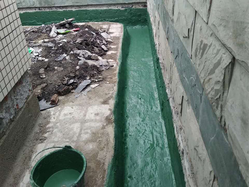 屋頂排水溝改造防水：一、確定排水坡面的數(shù)目：一般情況下，臨街建筑平屋頂屋面寬度小于12m時，可采用單坡排水；其寬度大于12m時，宜采用雙坡排水。坡屋頂應(yīng)結(jié)合建筑造型要求選擇單坡、雙坡或四坡排水。二、劃分排水區(qū)：劃分排水區(qū)的目的在于合理地布置水落管。排水區(qū)的面積是指屋面水平投影的面積，每一根水落管的屋面最大匯水面積不宜大于200m2。雨水口的間距在18~24m。三、確定天溝所用材料和斷面形式及尺寸天溝即屋面上的排水溝，位于檐口部位時又稱檐溝。設(shè)置天溝的目的是匯集屋面雨水，并將屋面雨水有組織地迅速排除。天溝根據(jù)屋頂類型的不同有多種做法。如坡屋頂中可用鋼筋混凝土、鍍鋅鐵皮、石棉水泥等材料做成槽形或三角形天溝。平屋頂?shù)奶鞙弦话阌娩摻罨炷林谱?，?dāng)采用女兒墻外排水方案時，可利用傾斜的屋面與垂直的墻面構(gòu)成三角形天溝；當(dāng)采用檐溝外排水方案時，通常用專用的槽形板做成矩形天溝。