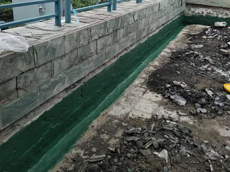 屋頂排水溝改造防水：一、確定排水坡面的數(shù)目：一般情況下，臨街建筑平屋頂屋面寬度小于12m時，可采用單坡排水；其寬度大于12m時，宜采用雙坡排水。坡屋頂應(yīng)結(jié)合建筑造型要求選擇單坡、雙坡或四坡排水。二、劃分排水區(qū)：劃分排水區(qū)的目的在于合理地布置水落管。排水區(qū)的面積是指屋面水平投影的面積，每一根水落管的屋面最大匯水面積不宜大于200m2。雨水口的間距在18~24m。三、確定天溝所用材料和斷面形式及尺寸天溝即屋面上的排水溝，位于檐口部位時又稱檐溝。設(shè)置天溝的目的是匯集屋面雨水，并將屋面雨水有組織地迅速排除。天溝根據(jù)屋頂類型的不同有多種做法。如坡屋頂中可用鋼筋混凝土、鍍鋅鐵皮、石棉水泥等材料做成槽形或三角形天溝。平屋頂?shù)奶鞙弦话阌娩摻罨炷林谱鳎?dāng)采用女兒墻外排水方案時，可利用傾斜的屋面與垂直的墻面構(gòu)成三角形天溝；當(dāng)采用檐溝外排水方案時，通常用專用的槽形板做成矩形天溝。