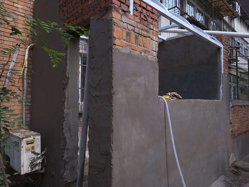 庭院砌墻裝修：首先準(zhǔn)備好材料，有輕質(zhì)磚、鋼筋、水泥沙等。這些基礎(chǔ)材料一般不會(huì)出問(wèn)題，注意購(gòu)買中沙。攪拌好水泥砂漿，就可以開始砌墻了。砌墻雖然簡(jiǎn)單，但最好也要有圖紙，有些地方需要錯(cuò)開砌，這樣保證位置正確、工藝標(biāo)準(zhǔn)。新舊墻體連接處，需要植筋，這樣墻體連接穩(wěn)固。植筋需要打鋼筋進(jìn)舊墻體，深度要深；植筋出間隔大約為50厘米。墻上如果有門，需要做門梁，梁內(nèi)要有鋼筋。墻體砌好后，在水泥批蕩前，最好掛網(wǎng)處理，這樣水泥砂漿和墻體能更好結(jié)合，防止以后出現(xiàn)裂痕。批蕩后，要保養(yǎng)一段時(shí)間。就是定期灑點(diǎn)水上去啦。