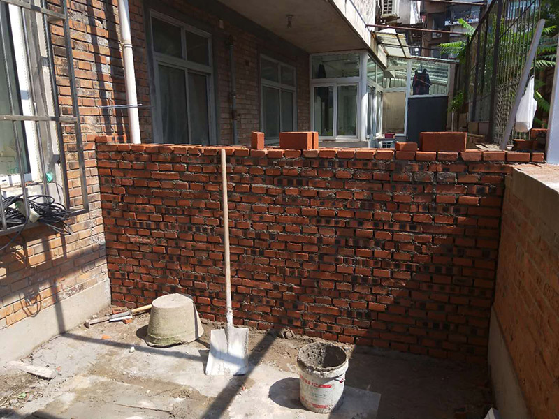 庭院砌墻裝修：首先準(zhǔn)備好材料，有輕質(zhì)磚、鋼筋、水泥沙等。這些基礎(chǔ)材料一般不會(huì)出問(wèn)題，注意購(gòu)買中沙。攪拌好水泥砂漿，就可以開始砌墻了。砌墻雖然簡(jiǎn)單，但最好也要有圖紙，有些地方需要錯(cuò)開砌，這樣保證位置正確、工藝標(biāo)準(zhǔn)。新舊墻體連接處，需要植筋，這樣墻體連接穩(wěn)固。植筋需要打鋼筋進(jìn)舊墻體，深度要深；植筋出間隔大約為50厘米。墻上如果有門，需要做門梁，梁內(nèi)要有鋼筋。墻體砌好后，在水泥批蕩前，最好掛網(wǎng)處理，這樣水泥砂漿和墻體能更好結(jié)合，防止以后出現(xiàn)裂痕。批蕩后，要保養(yǎng)一段時(shí)間。就是定期灑點(diǎn)水上去啦。