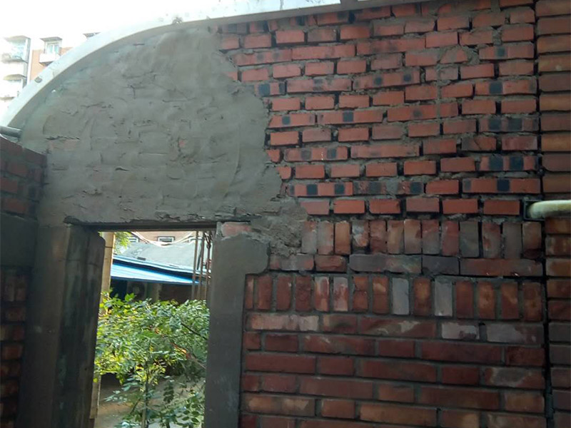 庭院砌墻裝修：首先準(zhǔn)備好材料，有輕質(zhì)磚、鋼筋、水泥沙等。這些基礎(chǔ)材料一般不會(huì)出問(wèn)題，注意購(gòu)買中沙。攪拌好水泥砂漿，就可以開始砌墻了。砌墻雖然簡(jiǎn)單，但最好也要有圖紙，有些地方需要錯(cuò)開砌，這樣保證位置正確、工藝標(biāo)準(zhǔn)。新舊墻體連接處，需要植筋，這樣墻體連接穩(wěn)固。植筋需要打鋼筋進(jìn)舊墻體，深度要深；植筋出間隔大約為50厘米。墻上如果有門，需要做門梁，梁內(nèi)要有鋼筋。墻體砌好后，在水泥批蕩前，最好掛網(wǎng)處理，這樣水泥砂漿和墻體能更好結(jié)合，防止以后出現(xiàn)裂痕。批蕩后，要保養(yǎng)一段時(shí)間。就是定期灑點(diǎn)水上去啦。