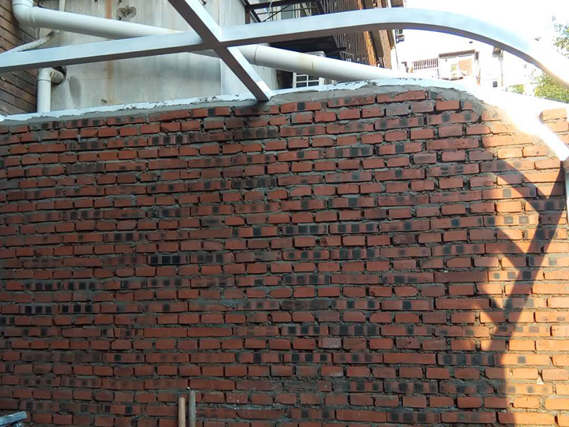 庭院砌墻裝修：首先準(zhǔn)備好材料，有輕質(zhì)磚、鋼筋、水泥沙等。這些基礎(chǔ)材料一般不會(huì)出問(wèn)題，注意購(gòu)買中沙。攪拌好水泥砂漿，就可以開始砌墻了。砌墻雖然簡(jiǎn)單，但最好也要有圖紙，有些地方需要錯(cuò)開砌，這樣保證位置正確、工藝標(biāo)準(zhǔn)。新舊墻體連接處，需要植筋，這樣墻體連接穩(wěn)固。植筋需要打鋼筋進(jìn)舊墻體，深度要深；植筋出間隔大約為50厘米。墻上如果有門，需要做門梁，梁內(nèi)要有鋼筋。墻體砌好后，在水泥批蕩前，最好掛網(wǎng)處理，這樣水泥砂漿和墻體能更好結(jié)合，防止以后出現(xiàn)裂痕。批蕩后，要保養(yǎng)一段時(shí)間。就是定期灑點(diǎn)水上去啦。