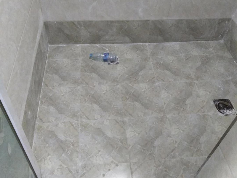 衛(wèi)生間貼瓷磚：瓷磚內部有很多細微的空隙，具有一定的吸水性。如果不泡水或泡水不充分就直接鋪貼的話，瓷磚會將水泥的水分吸走，使得瓷磚與水泥連接部分出現空隙，粘結不牢，從而造成空鼓、瓷磚脫落等問題；墻面在貼磚前要檢查清理，如果墻體有裂紋必須先進行處理；鋪貼瓷磚時，應及時將瓷磚縫中多余的粘接材料刮理干凈，等粘接材料凝固后，可以用白水泥、石膏灰漿或色漿將接縫刷一遍，并用棉紗將灰漿擦勻、填滿。