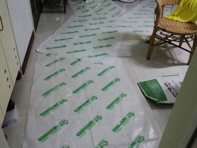 陽臺瓷磚拆除重裝：1、施工前，磚墻及附近區(qū)域?yàn)⑦m量水，減少灰塵對環(huán)境的污染，做到文明施工。     2、根據(jù)施工現(xiàn)場的實(shí)際情況，墻體拆除采用人工拆除（用一些簡單工具，如錘子、撬棍、鐵鍬、瓦刀等）的方法施工。拆除時，自上而下，不許用推到或拉倒方法拆除。     3、拆除時，將墻體劃分成若干段，每段的寬度大致與活動腳手架寬度相等，活動腳手架要有專人看護(hù)，自上而下，分層次，水平拆除。     4、拆除時，施工人員要站在穩(wěn)固的平臺上，禁止站在柱、墻截面上作業(yè)。     5、拆除完后，建筑垃圾要求外運(yùn)，然后現(xiàn)場清潔干凈。